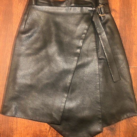 BCBG Maxazria Yulissa Skirt Womens XXS Faux Leather Buckle Wrap Busted Seam - Picture 6 of 11